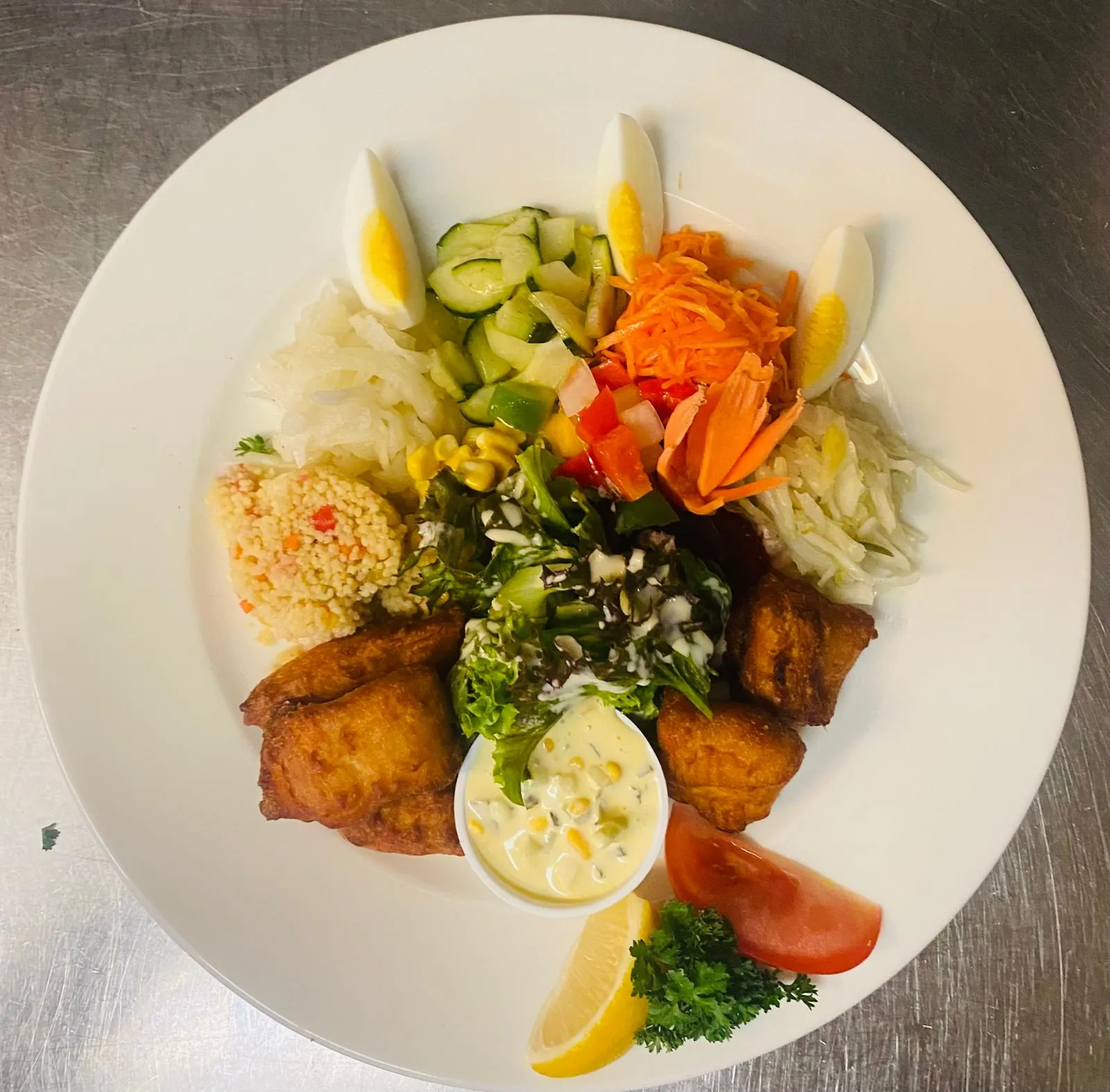 Knusperli mit reichhaltiger Salatgarnitur