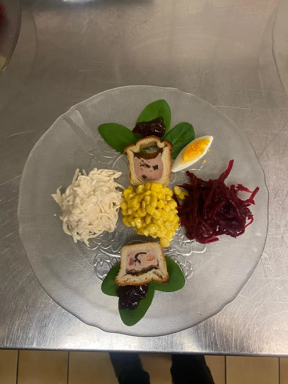Frischer Blattsalat mit Hausdressing