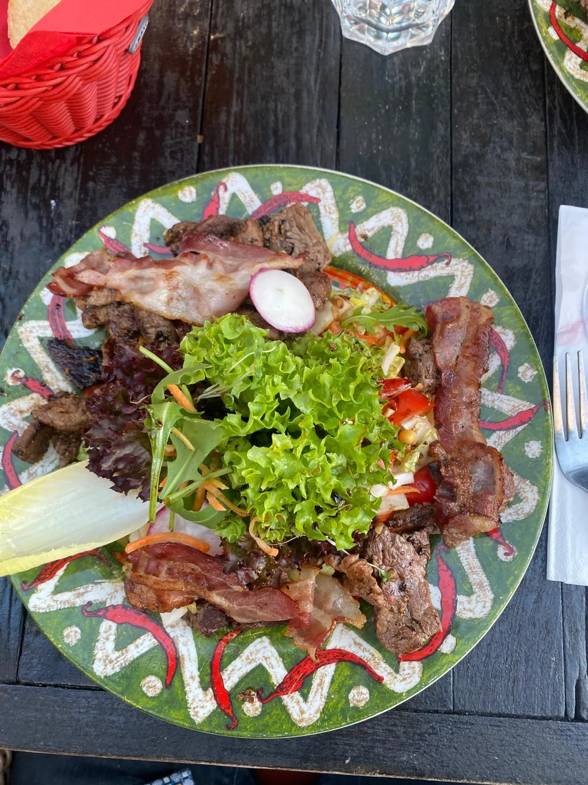 Salatteller mit Roastbeef und frischem Blattsalat